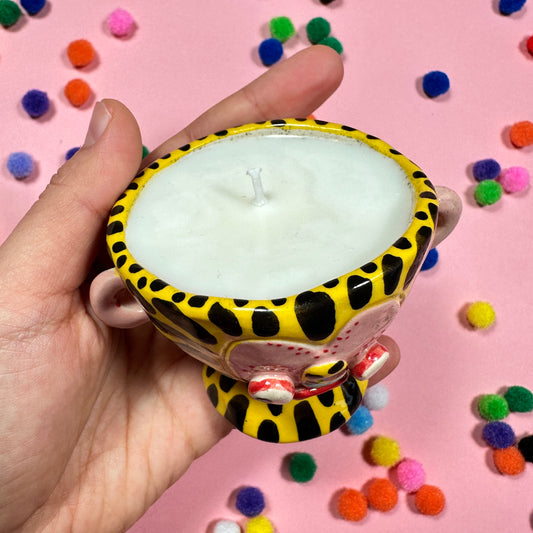 Miniature candle with a cookie scent