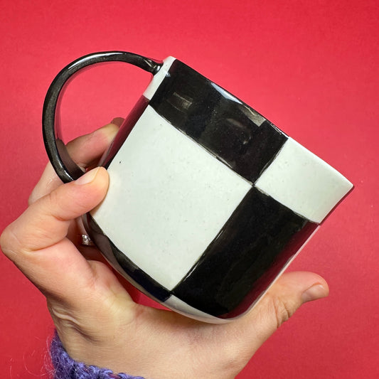 Left-handed mug in a checkered pattern, 360ml