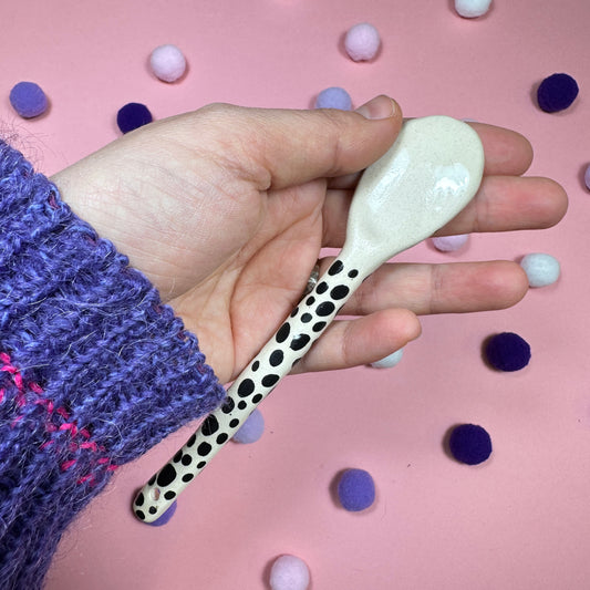 Biała ceramiczna łyżeczka w cętki