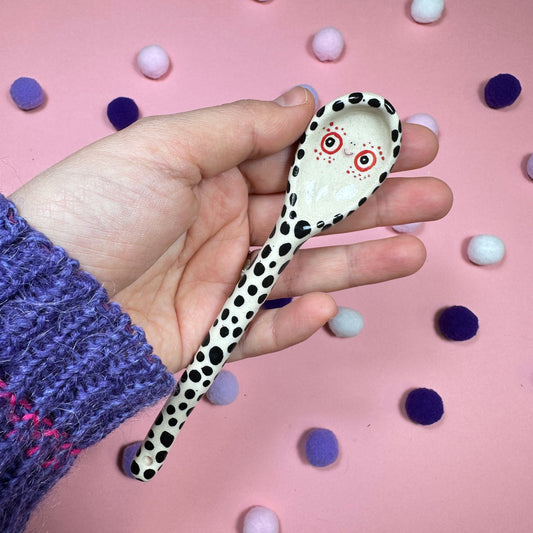 Biała ceramiczna łyżeczka w cętki