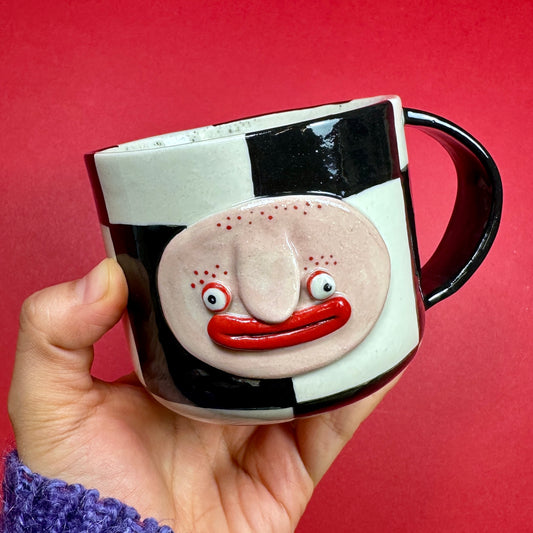 Left-handed mug in a checkered pattern, 360ml