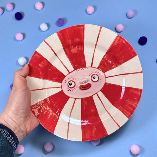 Декоративная тарелка с небольшим дефектом