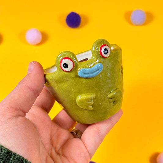 Small Frog Soy Candle with Ladybug, Wooden Wick and Cookie Scent