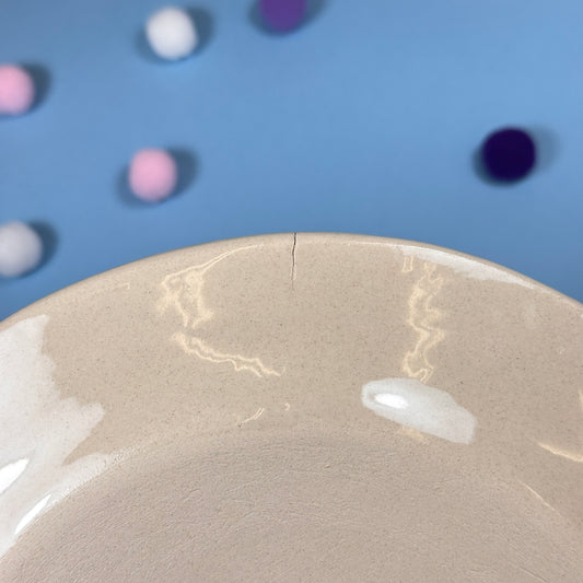 Декоративная тарелка с небольшим дефектом